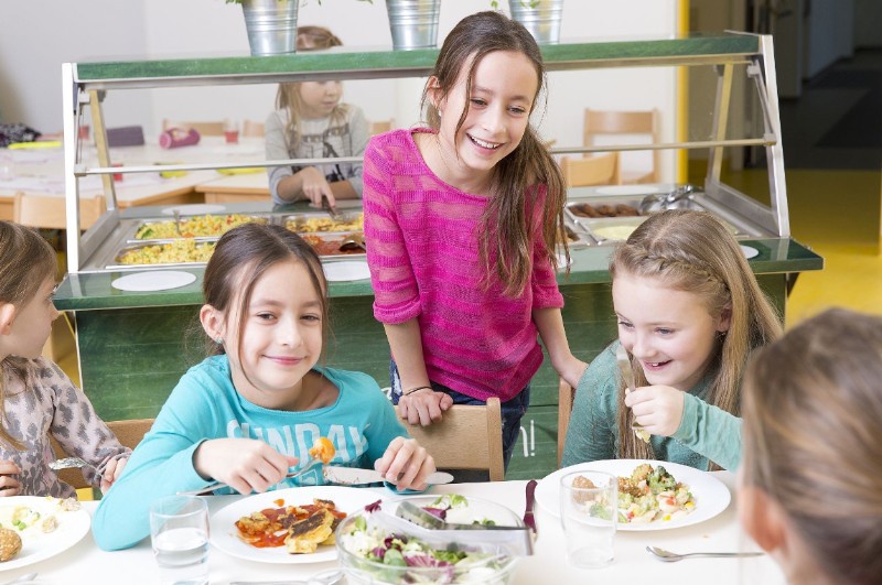 Kinder im Kindergarten essen gesundes Essen