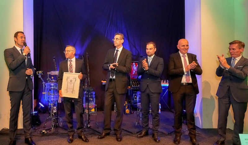 v.l.n.r.: Dr. Harald Hauke, Austria Glas Recycling, Dr. Johann Jäger, Brauunion, Mag. DI Dr. Haymo Schöner, Austria Glas Recycling, DI Markus Wolfesberger, Stölzle Glass, Ing. Johann Reiter, Vetropack, Prof. Dr. Christoph Scharff, ARA v.l.n.r.: Dr. Harald Hauke, Austria Glas Recycling, Dr. Johann Jäger, Brauunion, Mag. DI Dr. Haymo Schöner, Austria Glas Recycling, DI Markus Wolfesberger, Stölzle Glass, Ing. Johann Reiter, Vetropack, Prof. Dr. Christoph Scharff, ARA