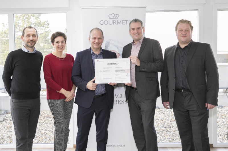 Im Bild v.l.n.r.: Mag. (FH) Stefan Prantl und Mag.a Claudia Ertl-Huemer (GOURMET), DI Axel Dick, MSc (Quality Austria), DI Hannes Hasibar und Ing. Andreas Gesswagner (GOURMET). Foto: Gourmet, Alek Kawka Im Bild v.l.n.r.: Mag. (FH) Stefan Prantl und Mag.a Claudia Ertl-Huemer (GOURMET), DI Axel Dick, MSc (Quality Austria), DI Hannes Hasibar und Ing. Andreas Gesswagner (GOURMET). Foto: Gourmet, Alek Kawka
