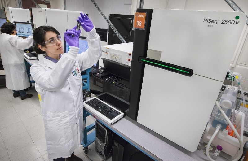 Laborantin beim Bedienen einer Illumina Next Generation Sequencing Plattform Laborantin beim Bedienen einer Illumina Next Generation Sequencing Plattform