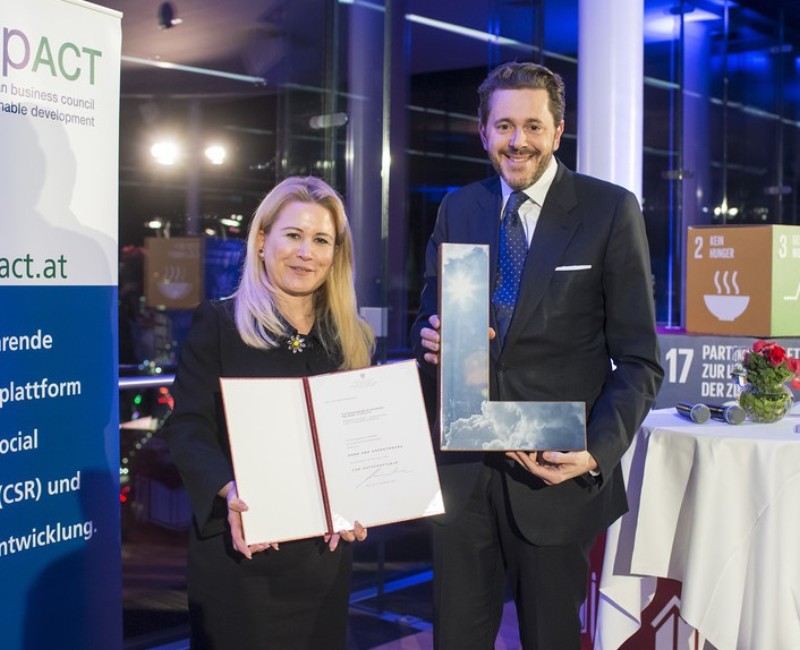Ursula Simacek wird von BM Mahrer zur 1. CSR-Botschafterin der Reupublik ernannt und überreichte ein Ehrenzeichen in Vertretung von BM Rupprechter Ursula Simacek wird von BM Mahrer zur 1. CSR-Botschafterin der Reupublik ernannt und überreichte ein Ehrenzeichen in Vertretung von BM Rupprechter