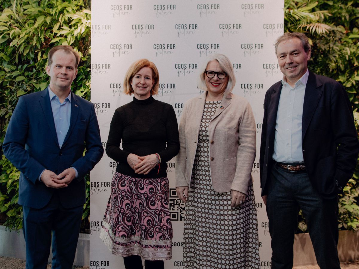 v.l.n.r.: Klaus Garstenauer (Vorstand ÖBB Personenverkehr AG), Birgit Kraft-Kinz (CEOs FOR FUTURE Obmann Stv. & Vorständin), Michaela Reitterer (Tourismussprecherin CEOs FOR FUTURE, Geschäftsführerin Boutiquehotel Stadthalle Wien), Otmar Michaeler (CEO Fa