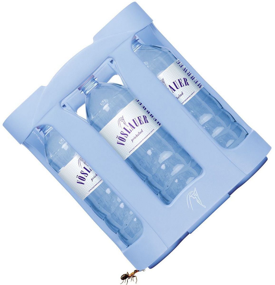 Fotomontage: Eine Ameise trägt eine Kiste mit 9 PET-Mehrwegflaschen Marke Vöslauer.