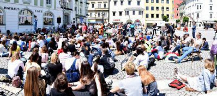 Zahlreiche Teilnehmer beim Klimastreik im Mai 2019 in der Gmundner Innenstadt.
