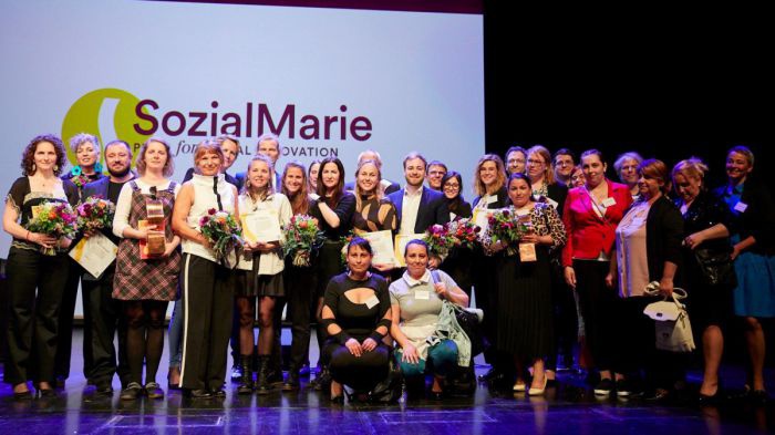 Preisträger*innen und Ehrenschützer*innen bei der Preisverleihung der Sozial Marie 2023 im Theater Akzent.