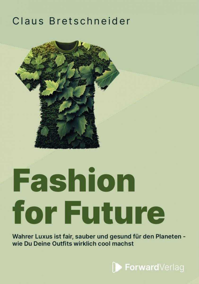Am cover-fashion-for-future seiht man ein T-Shirt, das ein Muster aus grünen Blättern aufweist.