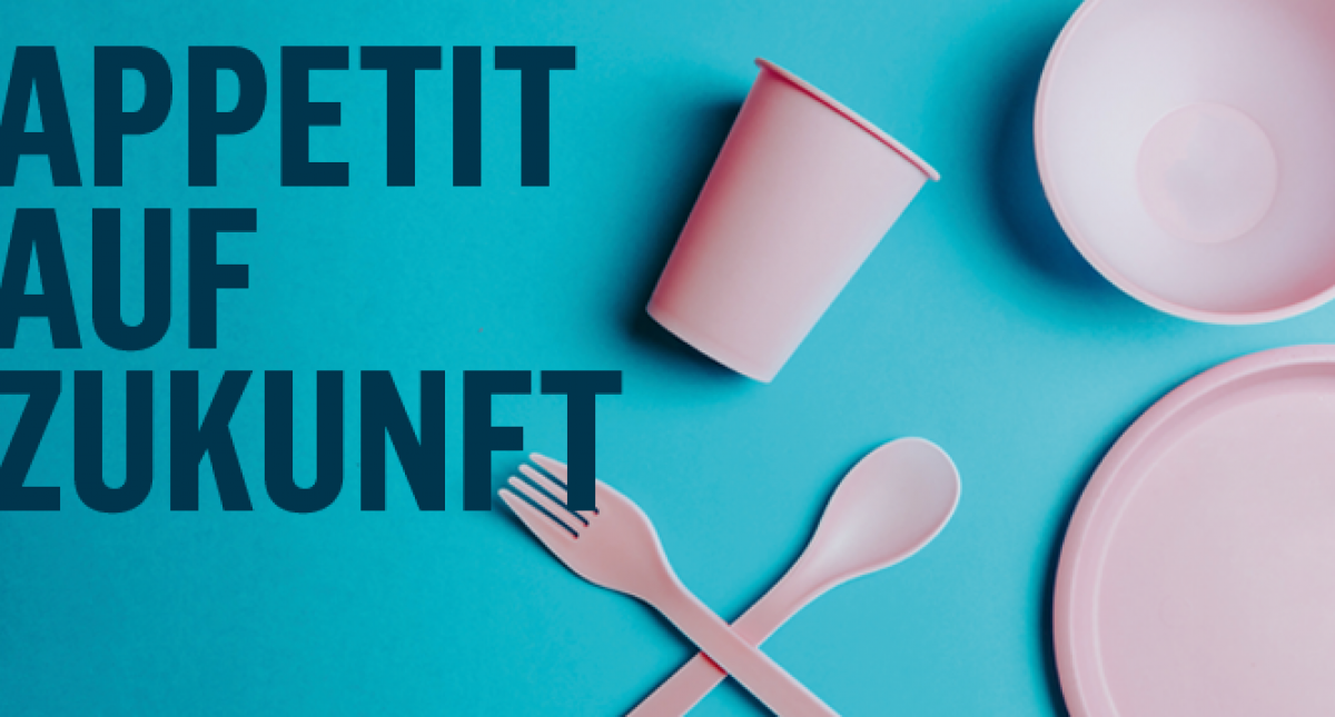 Das Bild zeigt pastellrosa Mehrweggeschirr auf hellblauem Untergrund. Titel in Blockschrift: Appetit auf Zukunft.