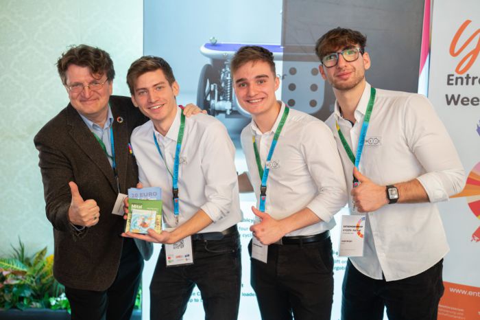 Das Motic-Team bei der GOLD-Auszeichnung beim „YouthStart –
European Entrepreneurship Award“ in der Schweiz.