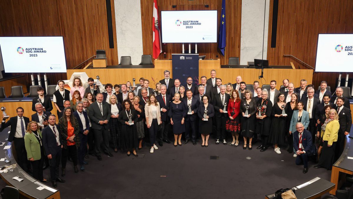Die Gewinner des SDG Award 2023 beim gemeinsamen Foto im Plenarsaal des Parlaments.