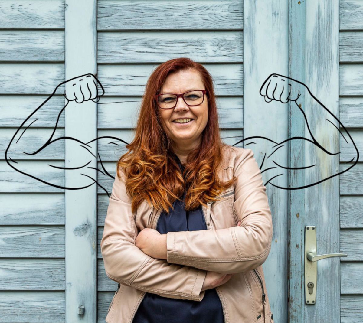 Foto der Autorin Ingeborg Kuca. Sie steht mit verschränkten Armen lächelnd vor einem Holztor, im Hintergrund sind muskulöse Arme in der Haltung eines Bodybuilders skizziert.