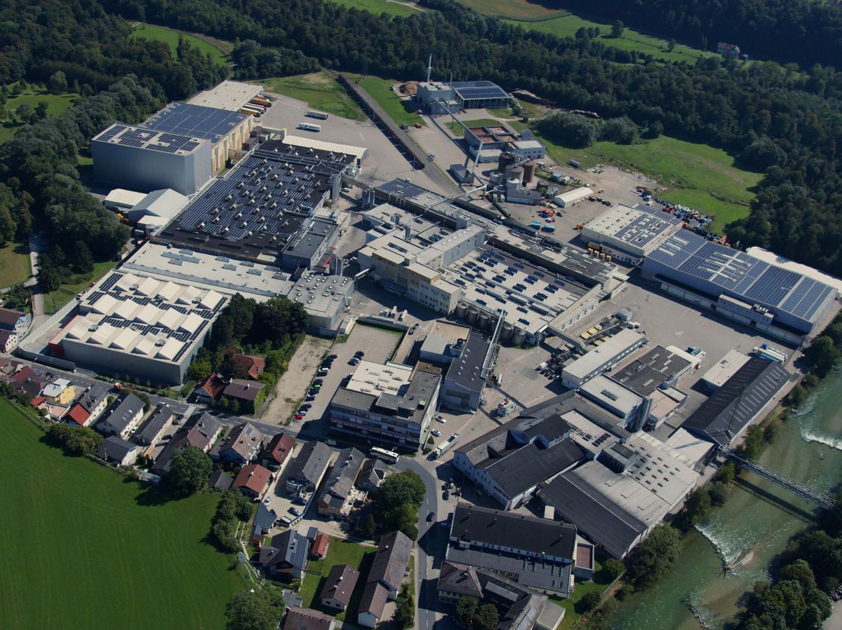 Eine Luftaufnahme des Produktionsstandortes Attnang Puchheim der Firma Spitz.
