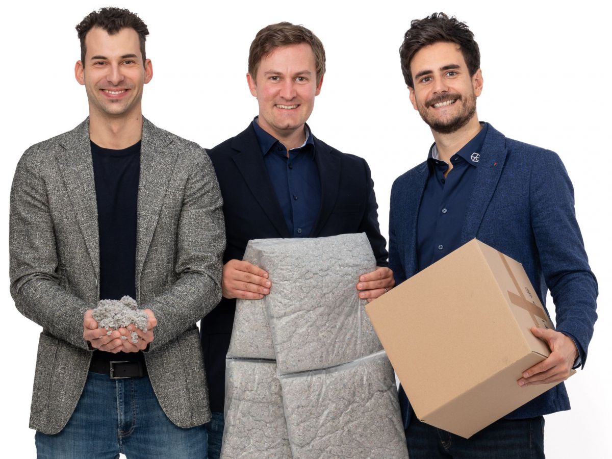 Fabian Gems, Mario Maier und Georg Lackner, Gründer der Supaso GmbH posieren mit Elementen Ihrer nachhaltigen Verpackung.