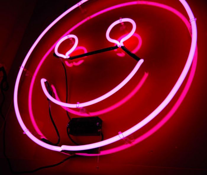Eine pinke Neonleuchte in Smiley-Form