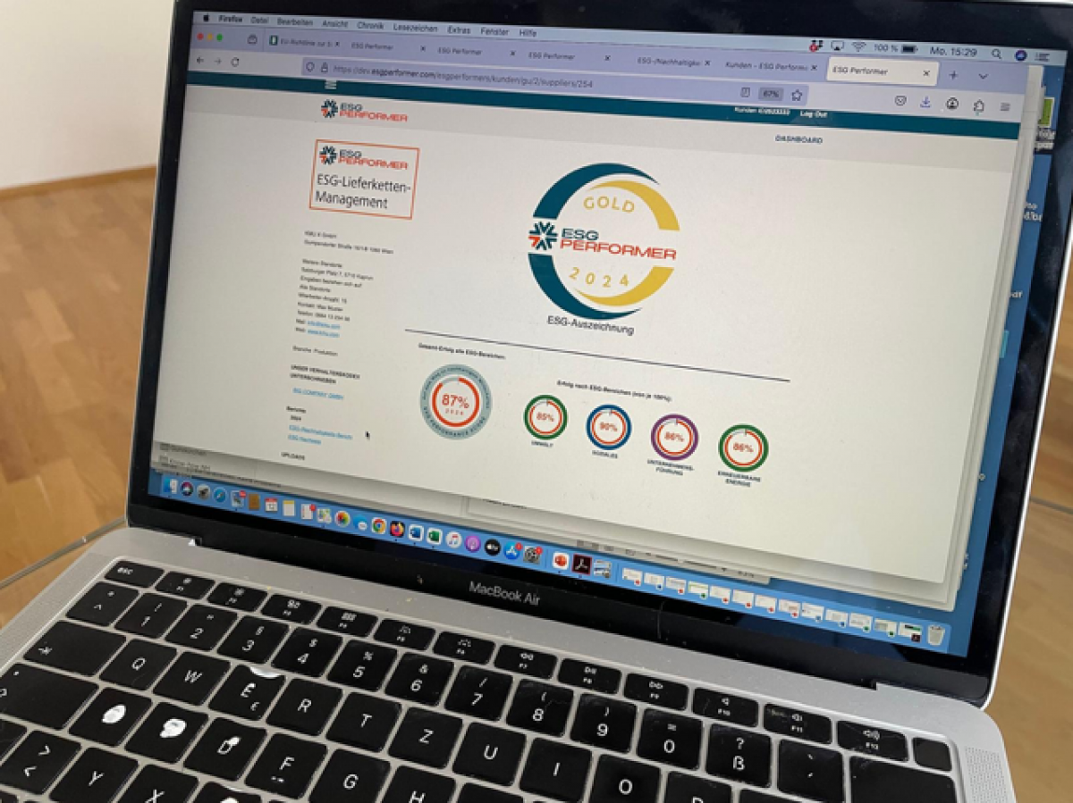 Aufgeklappter Laptop zeigt die Webseite der Green Value Chain GmbH