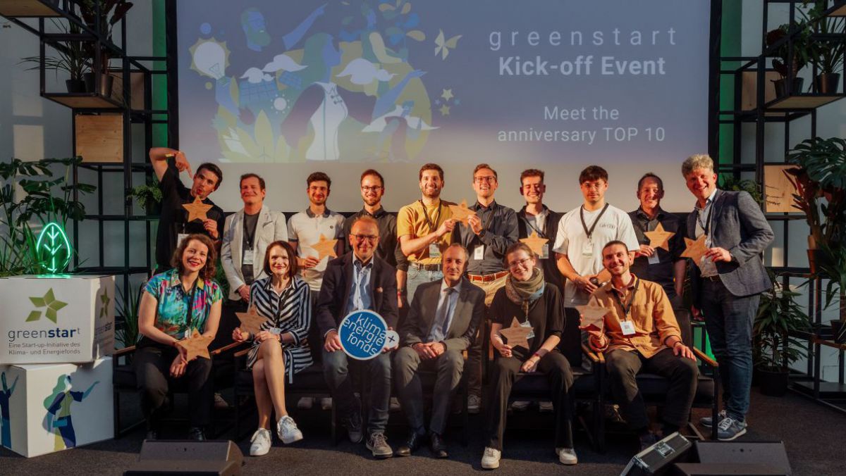 Eine Gruppe von Menschen sitzt zusammen auf einer Bühne: Die Top 10 Startups beim Kick-Off Event der Greenstarts 2025.