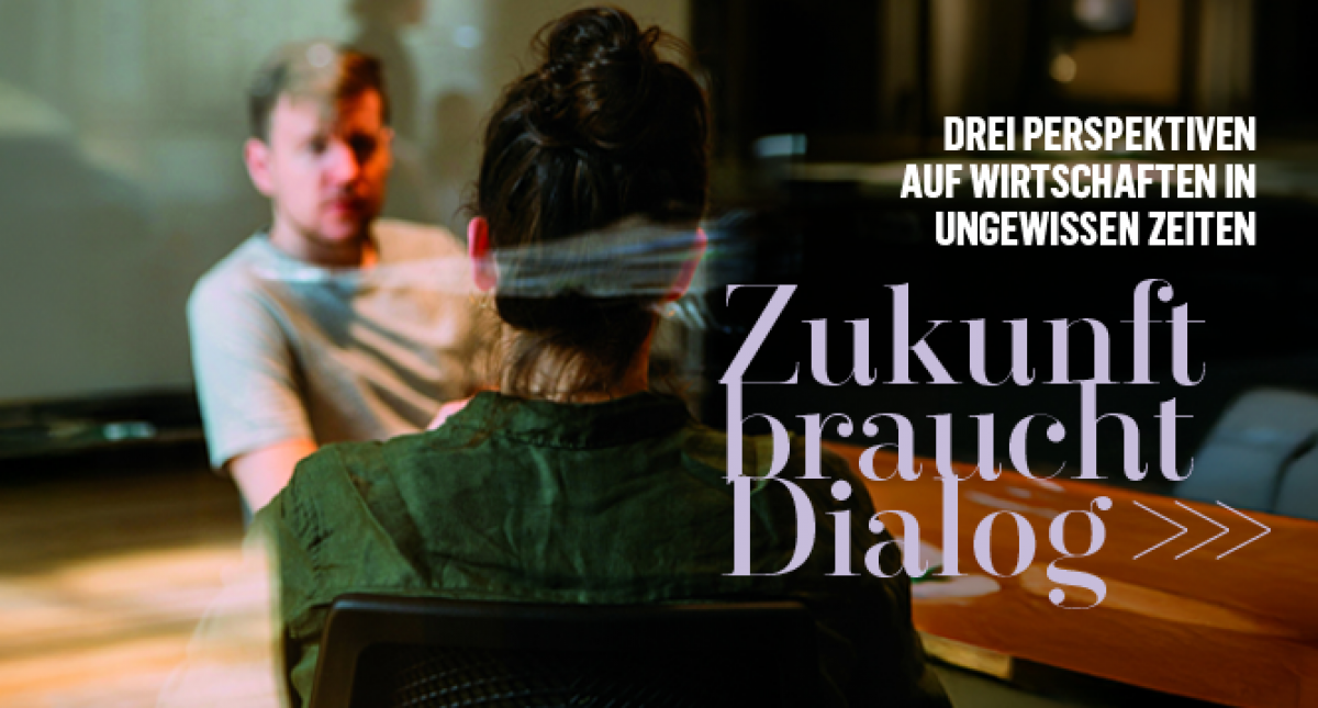 Zukunft braucht Dialog - Drei Perspektiven auf Wirtschaften in ungewissen Zeiten. Bild: Zwei Personen sitzen zusammen bei einem Gespräch.