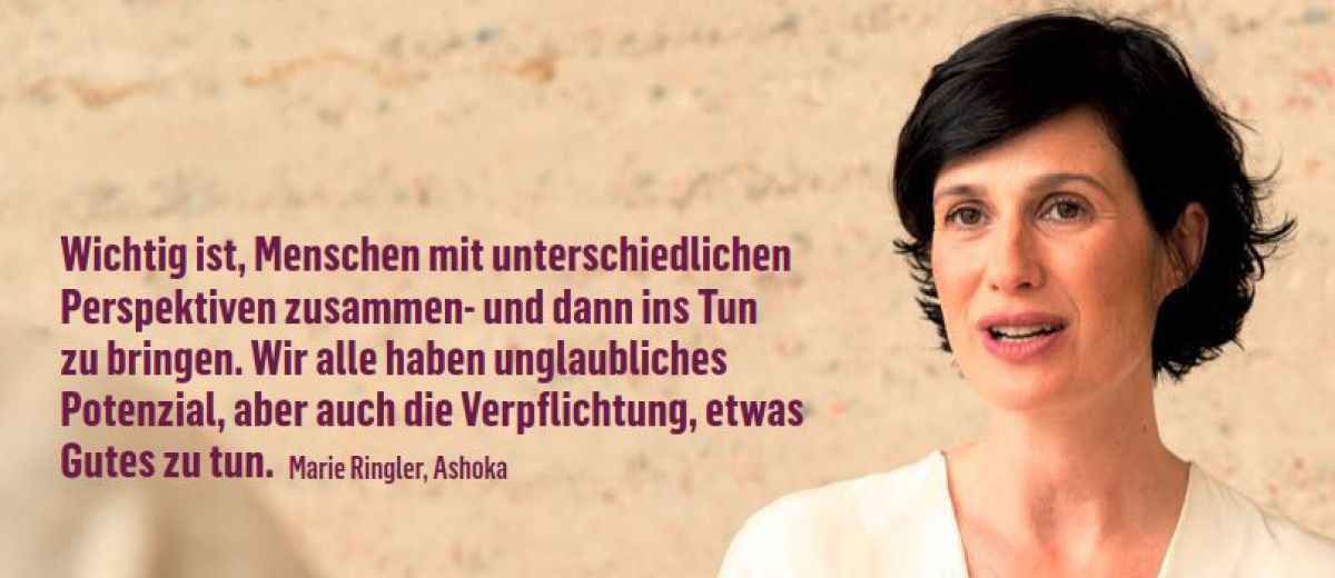Portrait von Marie Ringler: eine Frau mittleren Alters mit schwarzen Haaren, die sie im kinnlangen Bob-Haarschnitt trägt, weißes Oberteil mit V-Ausschnitt. Im Hintergrund eine beige, marmorierte Wand. Text: Wichtig ist, Menschen mit unterschiedlichen Pers