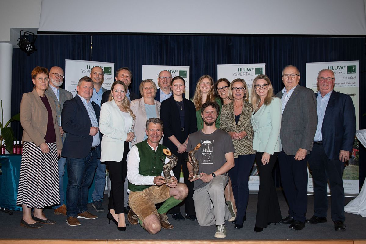 Das Foto zeigt die Preisträger*innen, Schüler*innen, Schulleitung und Moderatorin.