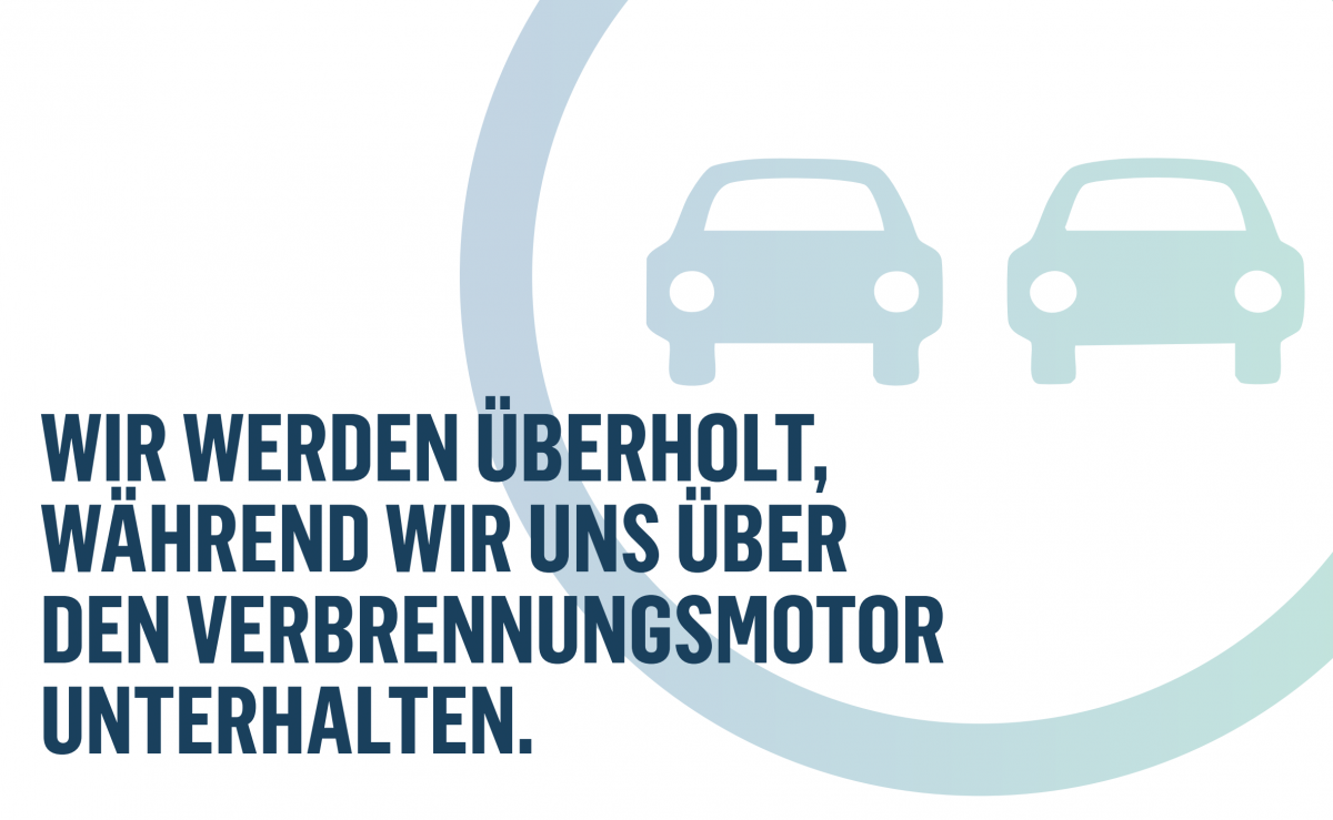Blassblaue Illustration zweier Autos wie beim Überholvorgang nebeneinander, rundherum ein Kreis. Titel: WIR WERDEN ÜBERHOLT, WÄHREND WIR UNS ÜBER DEN VERBRENNUNGSMOTOR UNTERHALTEN.