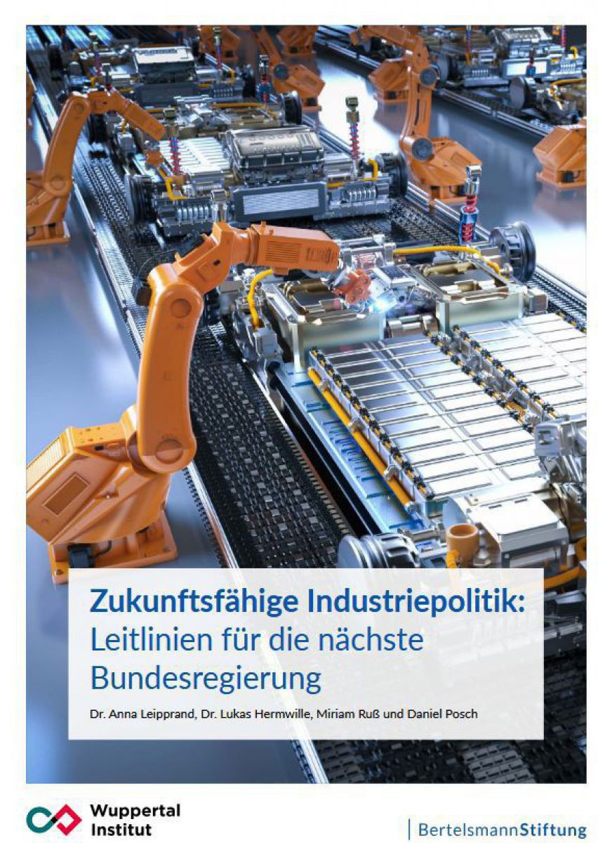 Roboterarme fügen Bauteile zusammen.