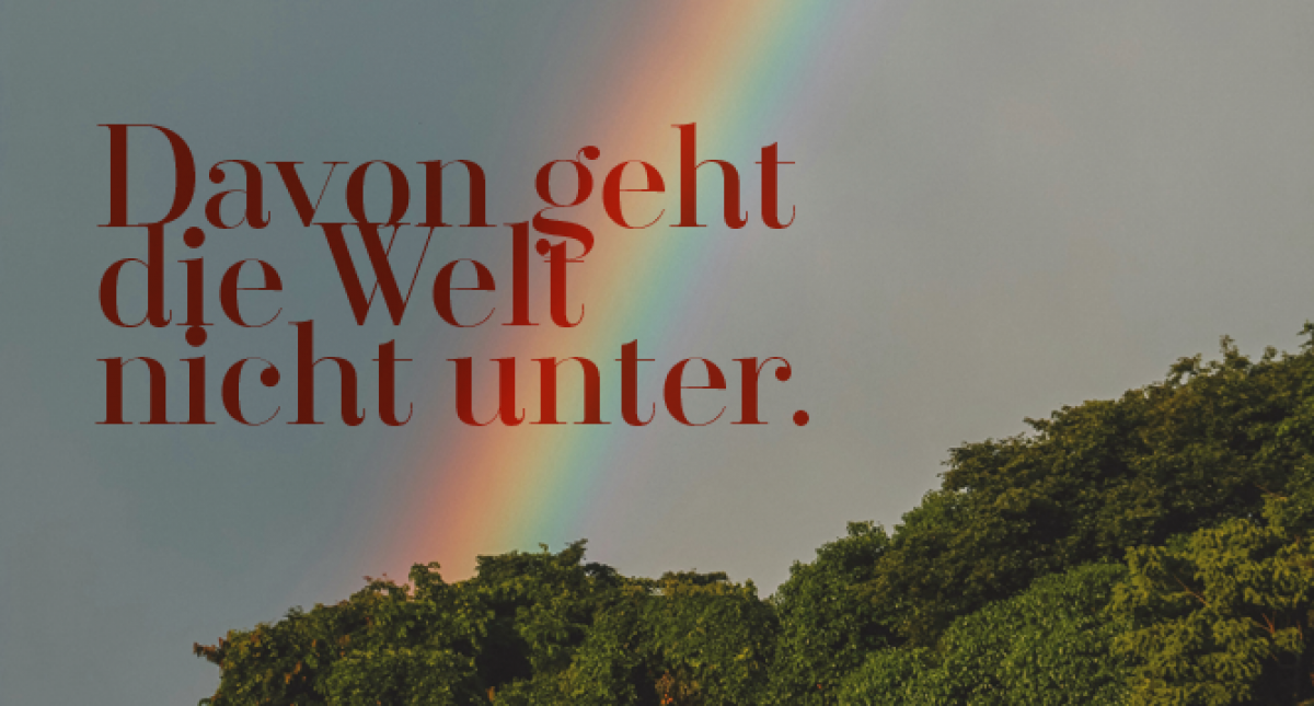 Foto eines Regenbogens, der am graublauen Himmel über einem Wald steht. Darüber der Titel: Davon geht die Welt nicht unter.