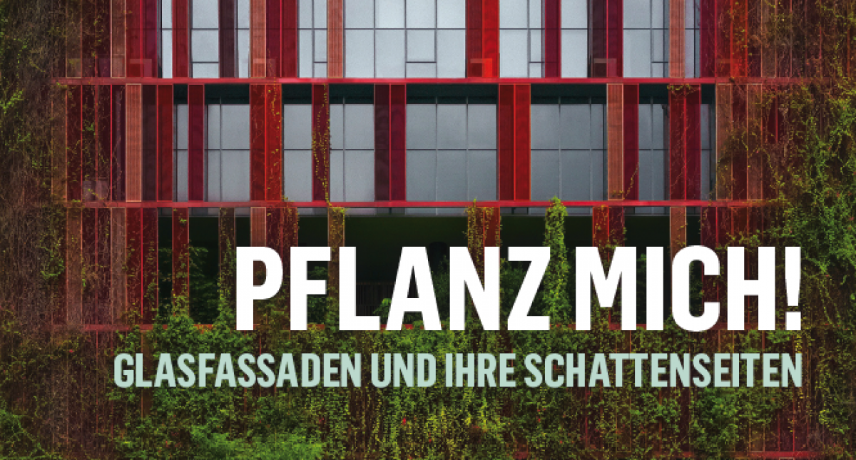Fassade eines Gebäudes mit vielen verschieden großen Glasfenstern mit roten Rahmen. Das Gebäude ist teilweise mit Kletterpflanzen bewachsen. Titel: PFLANZ MICH! Glasfassaden und ihre Schattenseiten