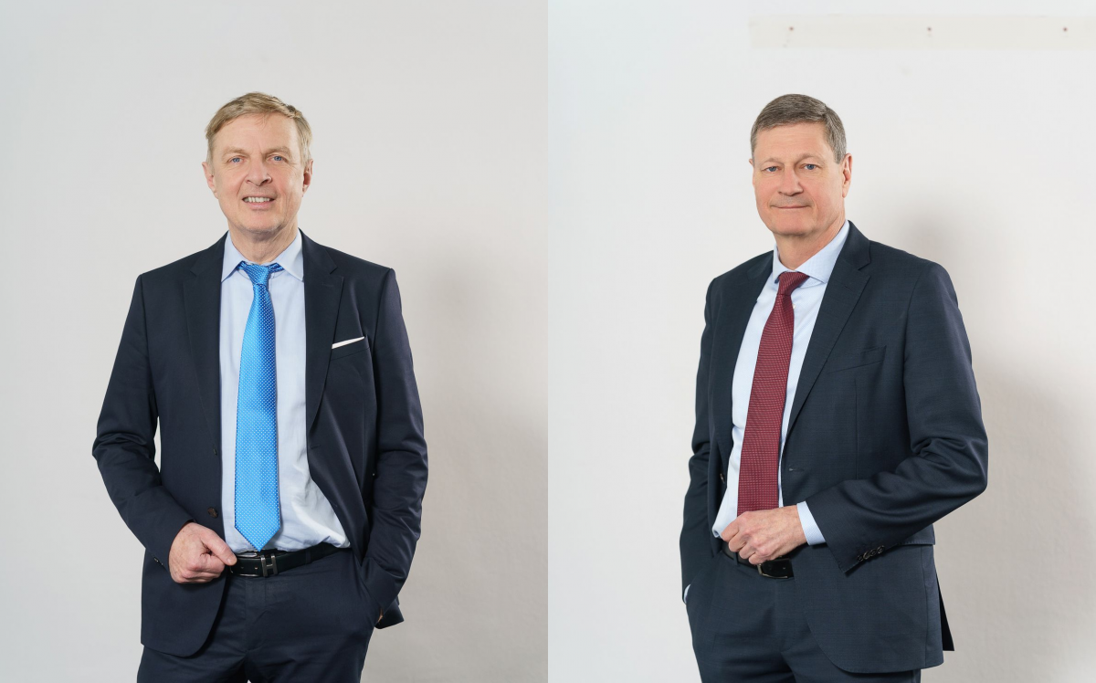 Zwei Herren stehend in Anzügen mit Krawatte: DI Georg Daurer, Vorstand der BONUS Pensionskassen AG, und Vorstand Michael Scherhammer.
