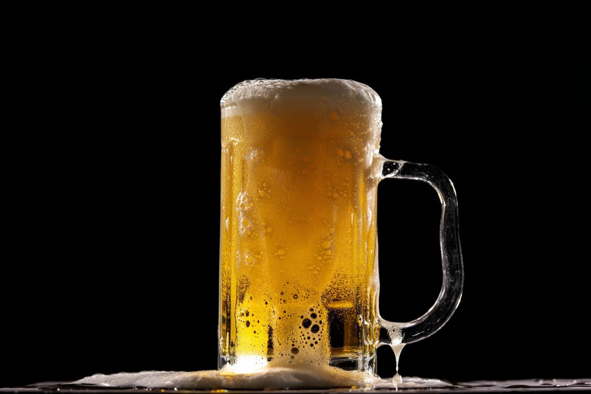 Schäumendes Bier im Krügerl