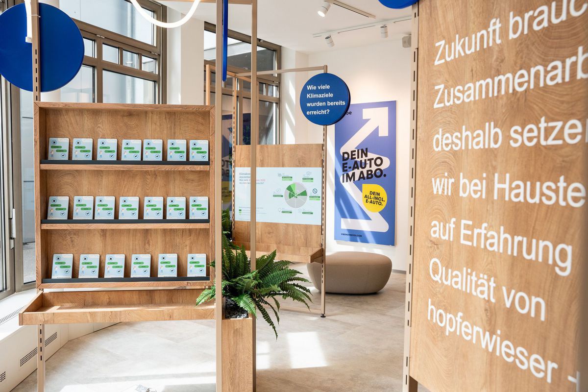 Eine Innenansicht mit Infomaterial und einer Mobilitätsgrafik im neu eröffneten Servicepoint der Stadtwerke Amstetten
