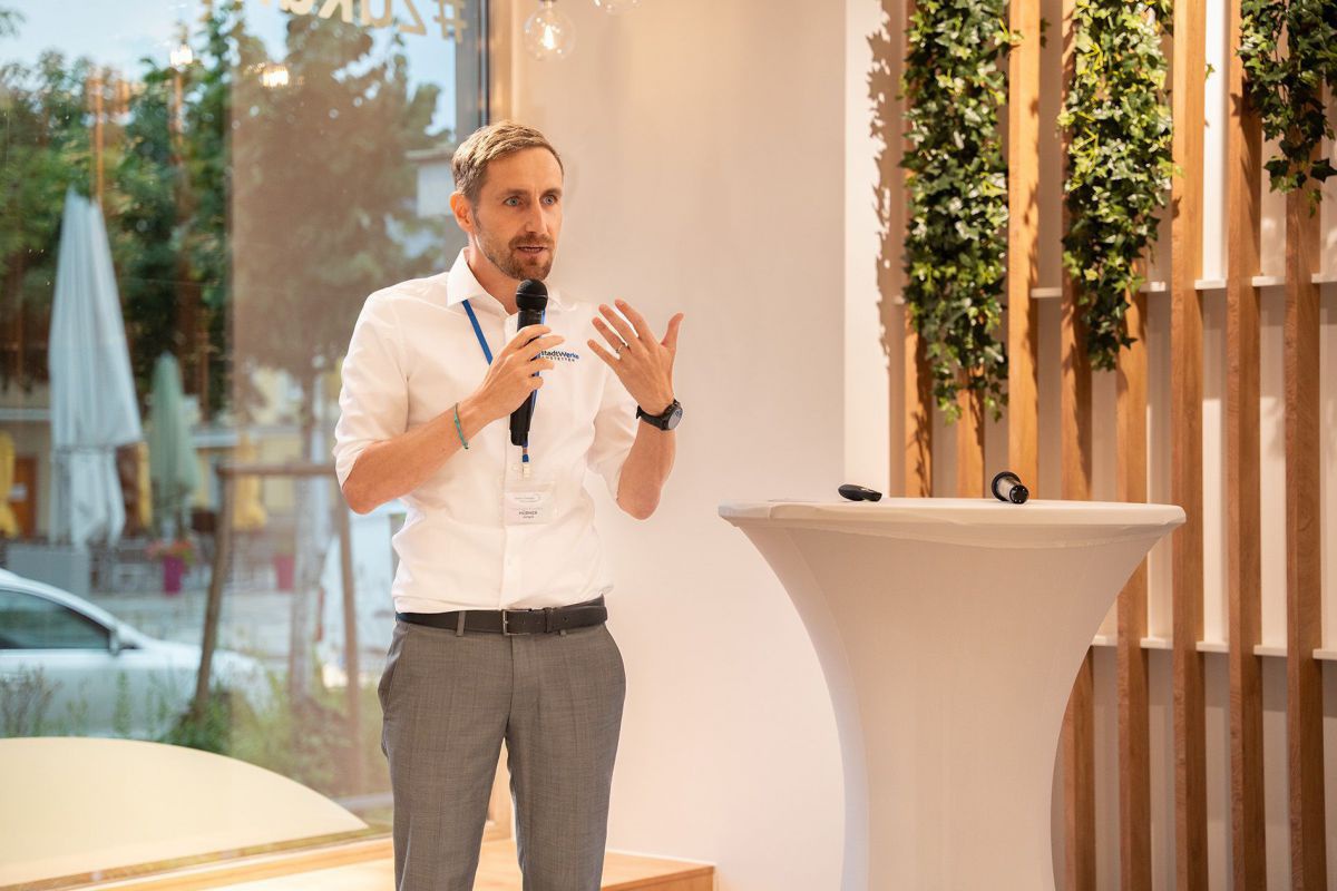 Jürgen Hürner, Geschäftsführer der Stadtwerke Amstetten, bei der Eröffnung des Service Points.