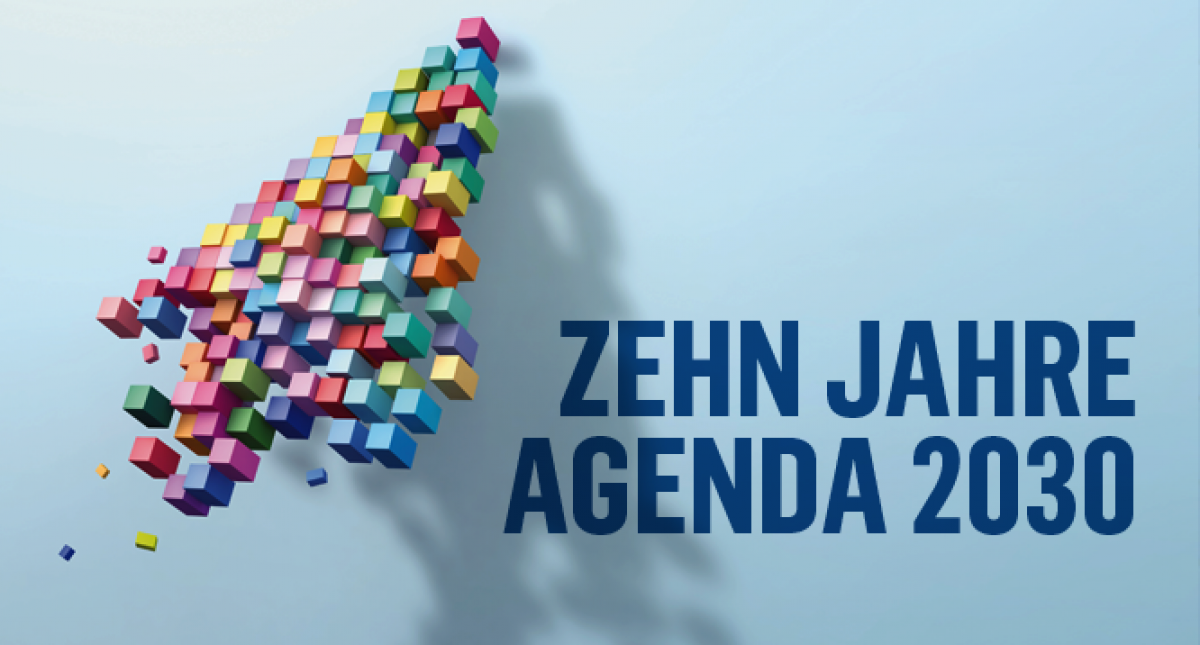 Das Titelbild des Beitrags zeigt eine Formation von scheinbar schwebenden, verschiedenfarbigen kleinen Würfeln. Der 