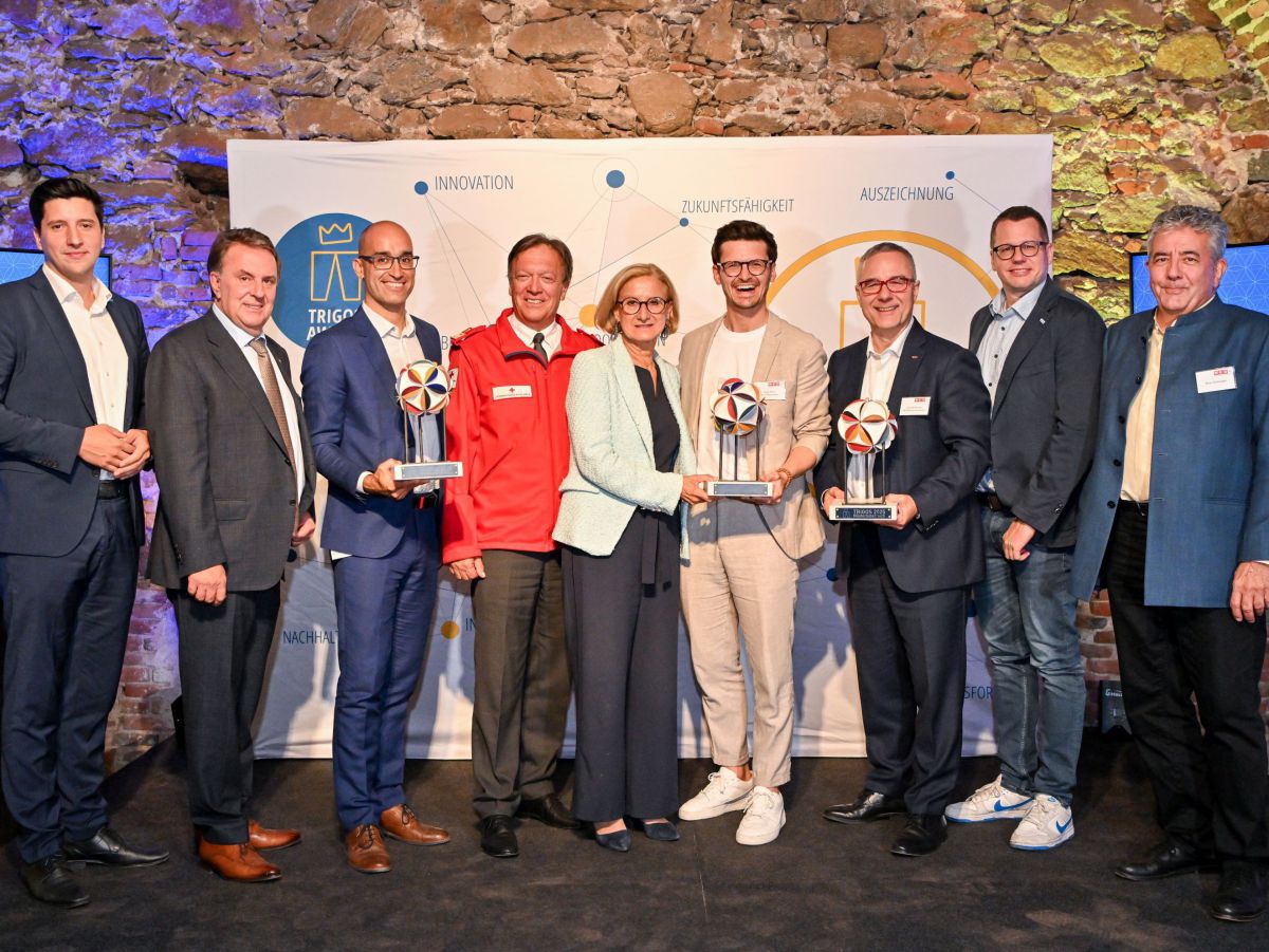 Die Sieger in allen drei Kategorien gemeinsam mit den Trägern und Ehrengästen des TRIGOS NÖ 2025 (v.l.): Marin Skelo (Referent für Bildung und Arbeitsmarkt, IV NÖ), WKNÖ-Präsident Wolfgang Ecker, Forster Metallbau-Geschäftsführer Andreas Grader (Sieger „K
