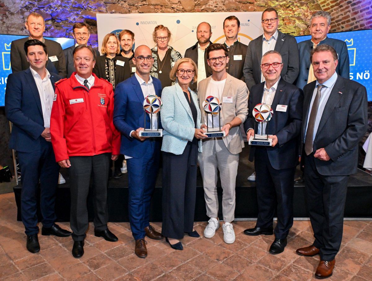 Alle Nominierte des TRIGOS NÖ 2025 mit den Trägern und Ehrengästen (vorne, v.l.): Marin Skelo (IV NÖ), Rotes Kreuz-Vizepräsident Werner Kraut, Andreas Grader (Forster Metallbau Gesellschaft m.b.H.), Landeshauptfrau Johanna Mikl-Leitner, Lukas Fürst (Fürst