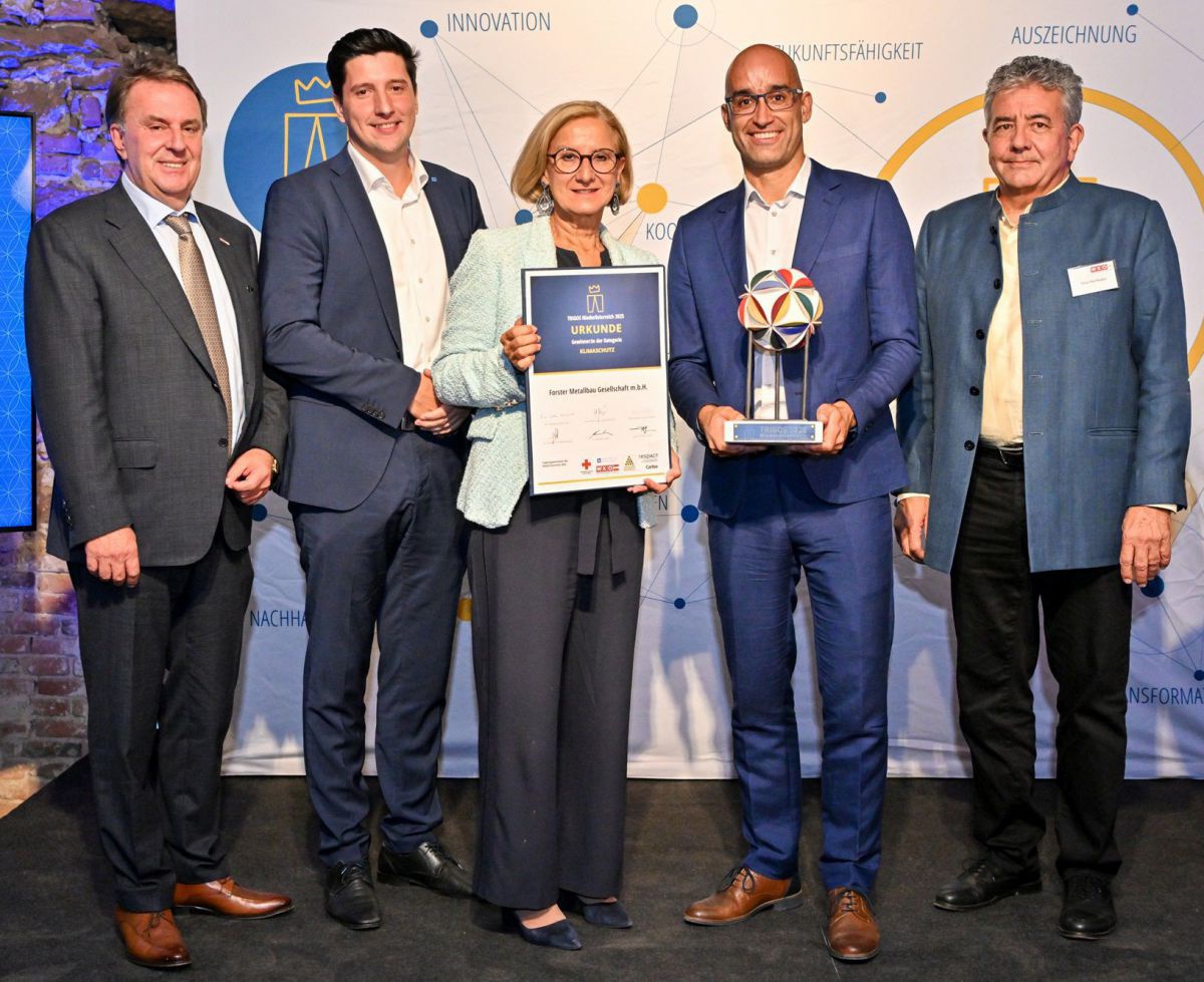 Gewinner in der Kategorie „Klimaschutz“ ist die Forster Metallbau Gesellschaft m.b.H. aus St. Peter in der Au (v.l.): WKNÖ-Präsident Wolfgang Ecker, Marin Skelo (Referent für Bildung und Arbeitsmarkt, IV NÖ), Landeshauptfrau Johanna Mikl-Leitner, Geschäft