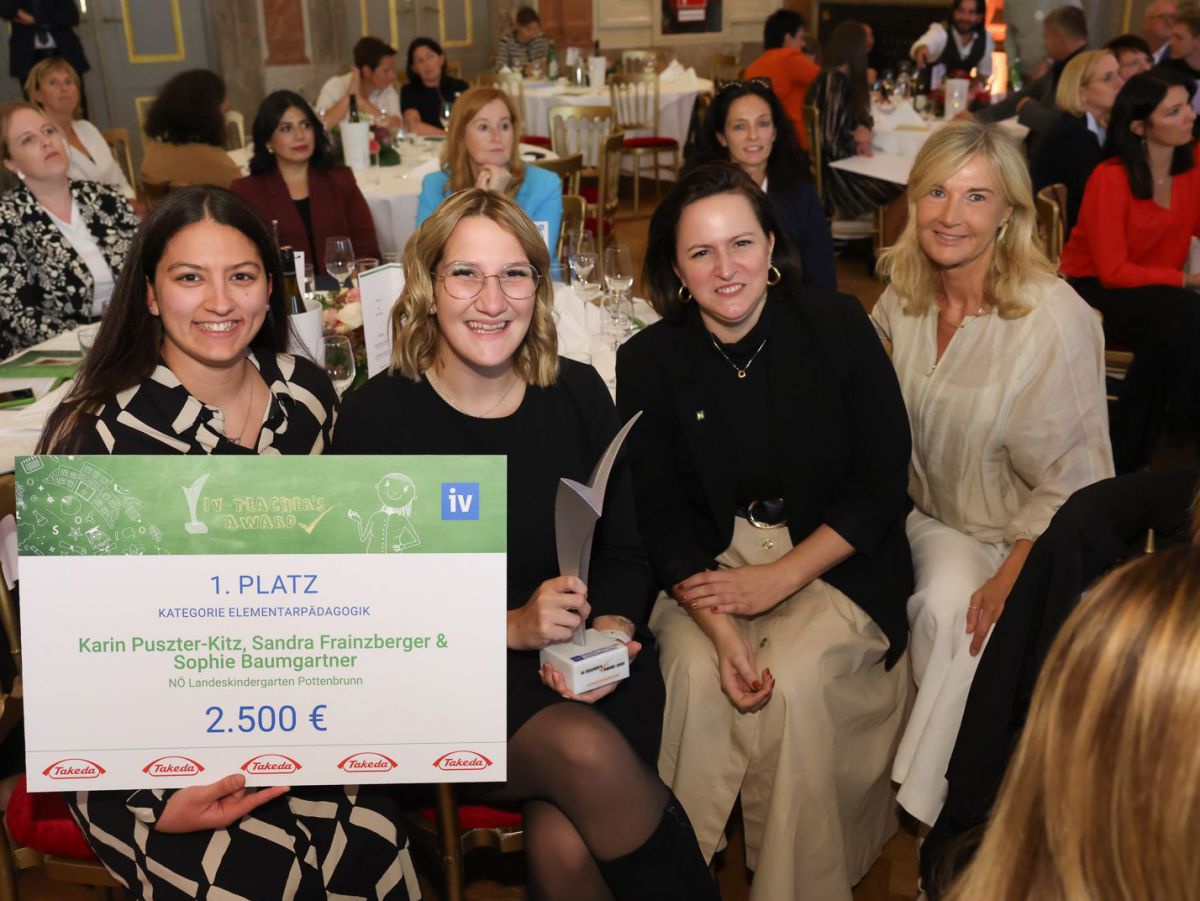 Vier Frauen sitzen an einem Tisch mit dem Gewinn.