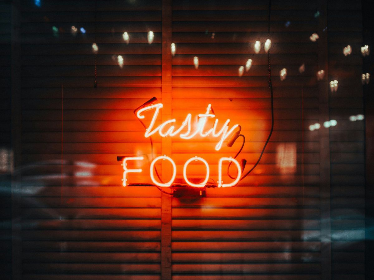 Bild mit der Aufschrift Tasty Food in der Mitte auf schwarzem Untergrund.