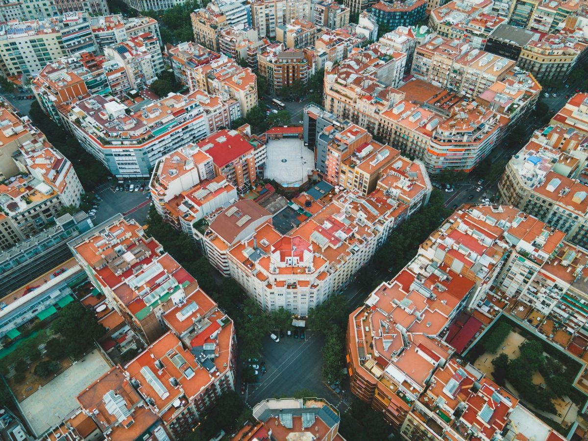 Luftaufnahme von achteckigen Gebäudeblöcken in Barcelona.