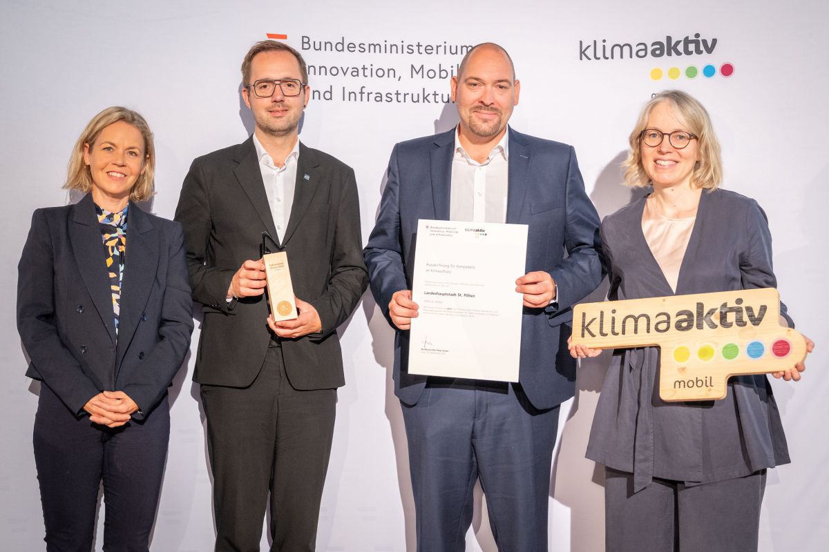 Vizebürgermeister Michael Kögl und Manuel Hammel (Stadtgemeinde St. Pölten), gemeinsam mit Sektionsleiterin Cornelia Breuß (BMIMI) und Stephanie Schwer (Österreichischer Städtebund) bei der Verleihung des Fußverkehr Awards 2025.