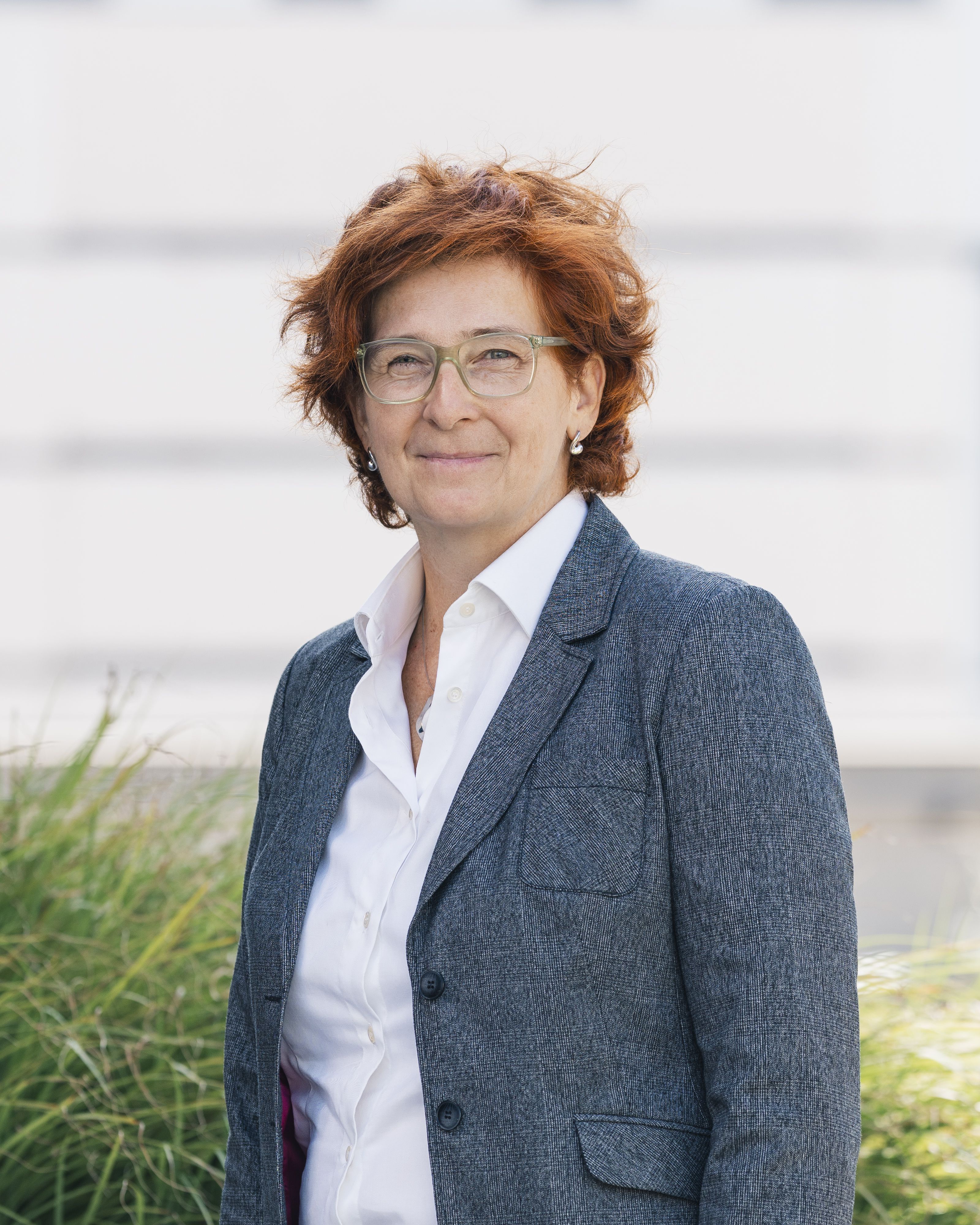 Ein Halbporträt von Sigrid Stagl. Sie ist Professorin für Umweltökonomie und -politik und Leiterin des Kompetenzzentrums Sustainability Transformation and Responsibility an der Wirtschaftsuniversität Wien