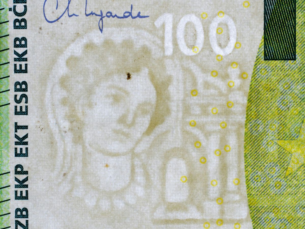 Bildausschnitt eines Hunderteuroscheins auf dem man im Wasserzeichen den Kopf einer Frau sieht.