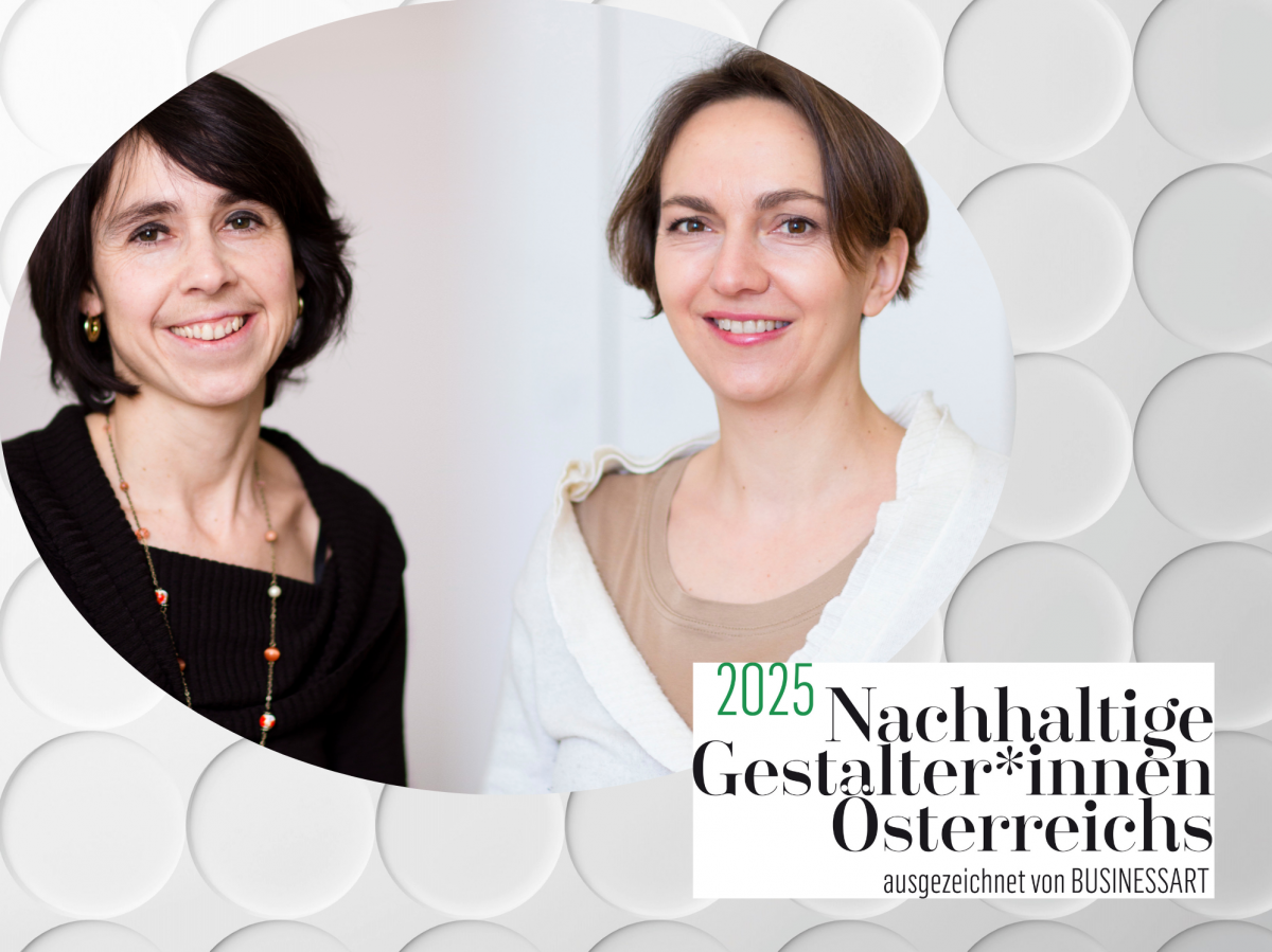 In einem ovalen Rahmen das Foto von zwei lächelnden Frauen. Der Hintergrund ist ein weißes, reliefartiges Muster aus Kreisen. Rechts unten im Eck ist das Logo der Nachhaltigen Gestalter*innen 2025 platziert. 