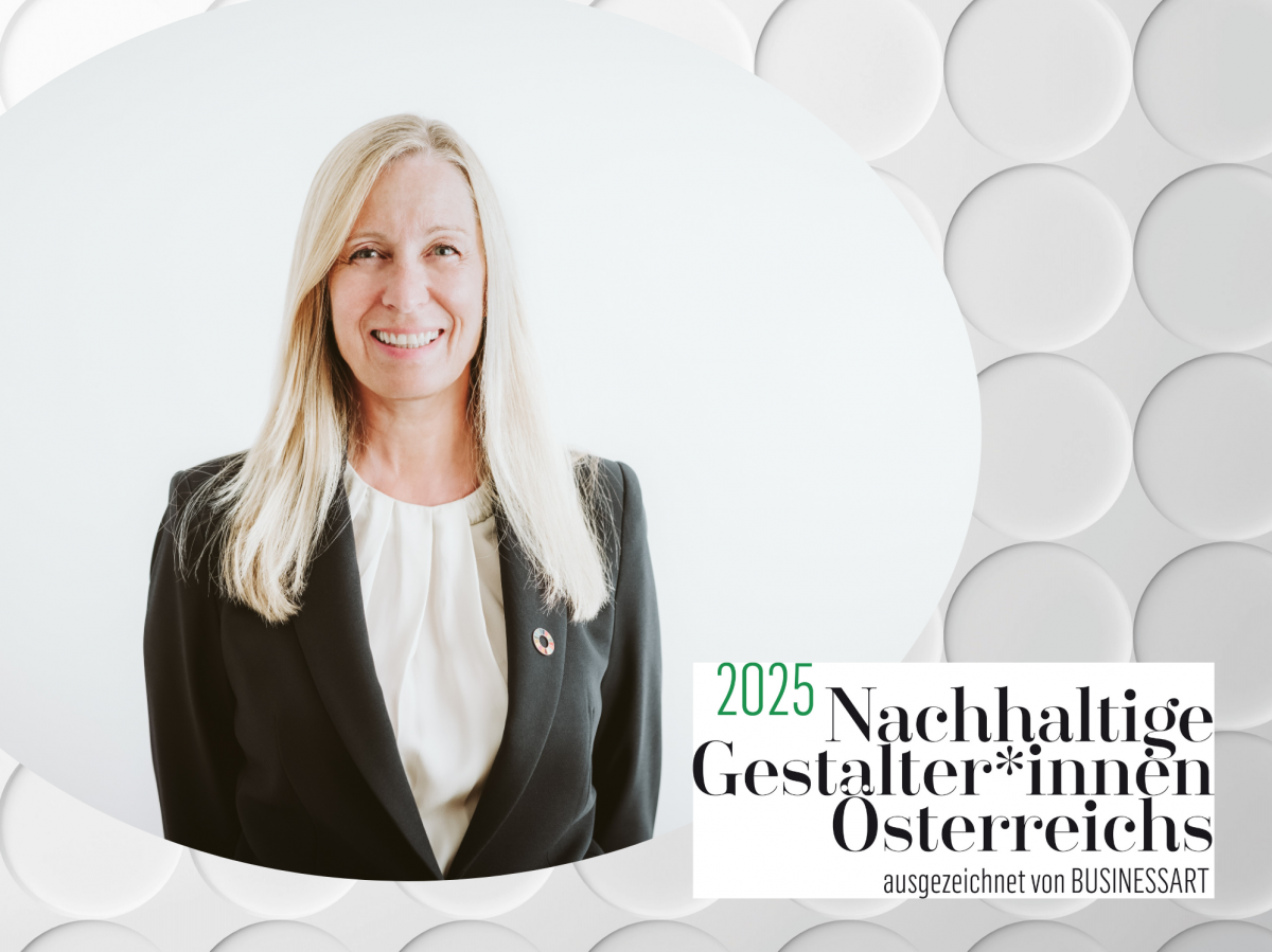 Ein Foto von Karin Huber-Heim in einem ovalen Bildausschnitt. Der Hintergrund ist, wie auf dem Cover der BUSINESSART 4/2025, ein weißes, reliefartiges Muster aus Kreisen. Rechts unten im Eck ist das Logo der Nachhaltigen Gestalter*innen 2025 platziert. 