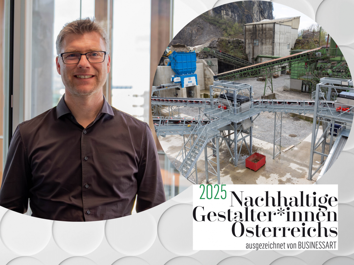 Collage aus zwei Fotos in runden Bildausschnitten: links Stefan Rusch mit Brille und graubraunem Hemd, rechts eine Teilansicht der Recyclinganlage für Bodenaushubmaterial. Bildhintergrund ist ein weißes, reliefartiges Muster aus Kreisen. Rechts unten im E