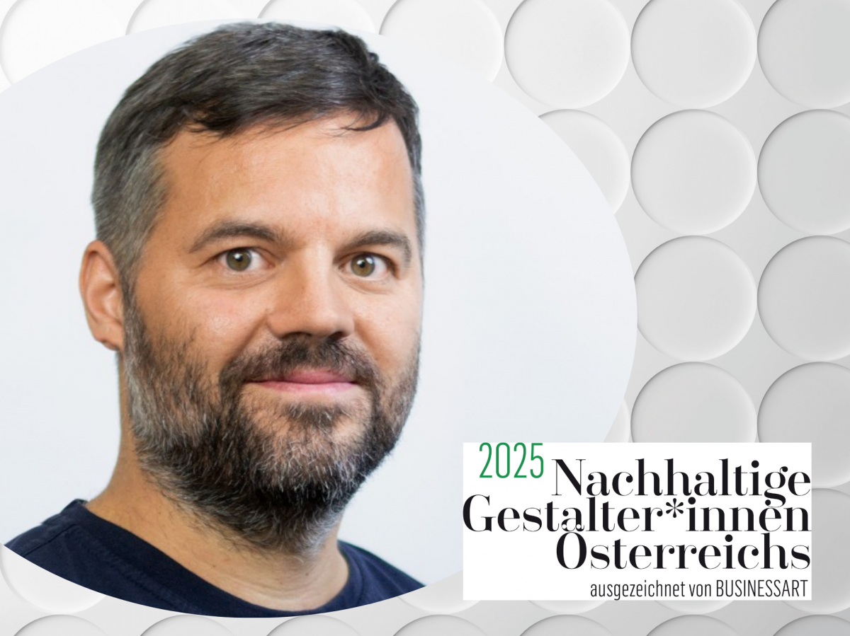 Aus einem ovelen Fotoausschnitt lächelt ein dunkelhaariger, bärtiger Mann. Bildhintergrund ist ein weißes, reliefartiges Muster aus Kreisen. Rechts unten im Eck ist das Logo der Nachhaltigen Gestalter*innen 2025 platziert.