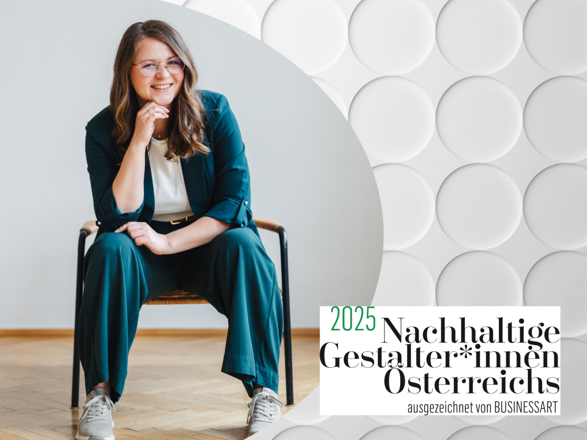 Ovaler Fotoauschnitt: Eine junge Frau mit langen, offenen Haaren und Brille sitzt lächelnd auf einem Stuhl. Bildhintergrund ist ein weißes, reliefartiges Muster aus Kreisen. Rechts unten im Eck ist das Logo der Nachhaltigen Gestalter*innen 2025 platziert.