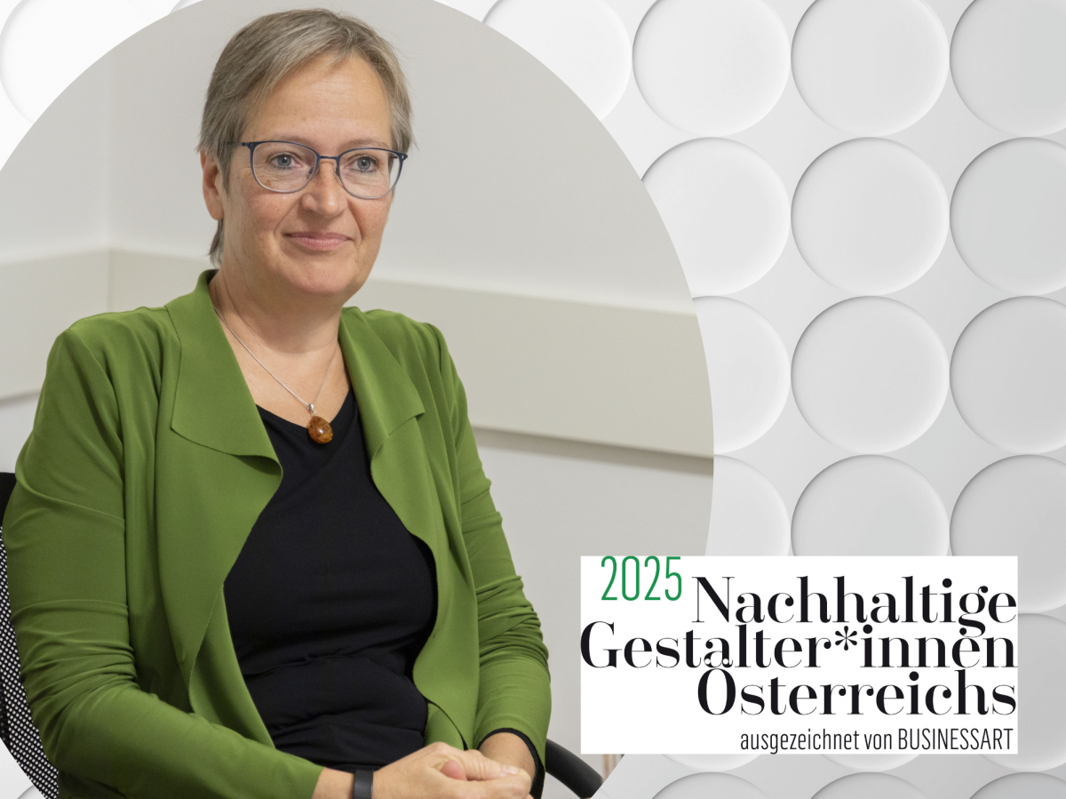 Sujet der Nachhaltigen Gestalter*innen 2025 (weißes reliefartiges Kreismuster als Hintergrund, Logo im rechten unteren Eck), im runden Bildausschnitt ein Foto von Monika Auer. Sie trägt ihr feines blondes Haar kurz und eine Brille mit schmalem Rahmen. Übe