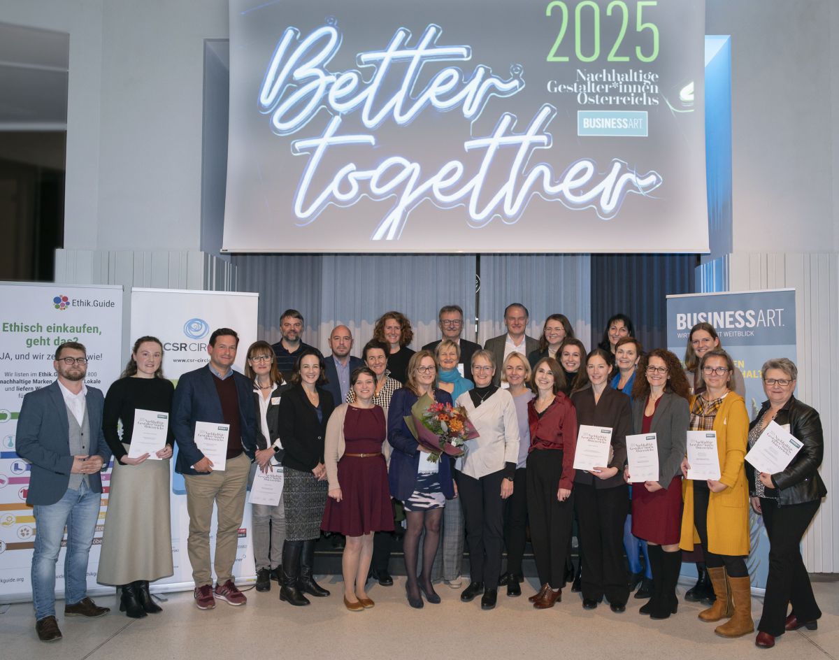 Die Nachhaltigen Gestalter*innen 2025 zusammen mit den Veranstaltern auf der Bühne bei der Auszeichnungsveranstaltung am 24.11.2025.