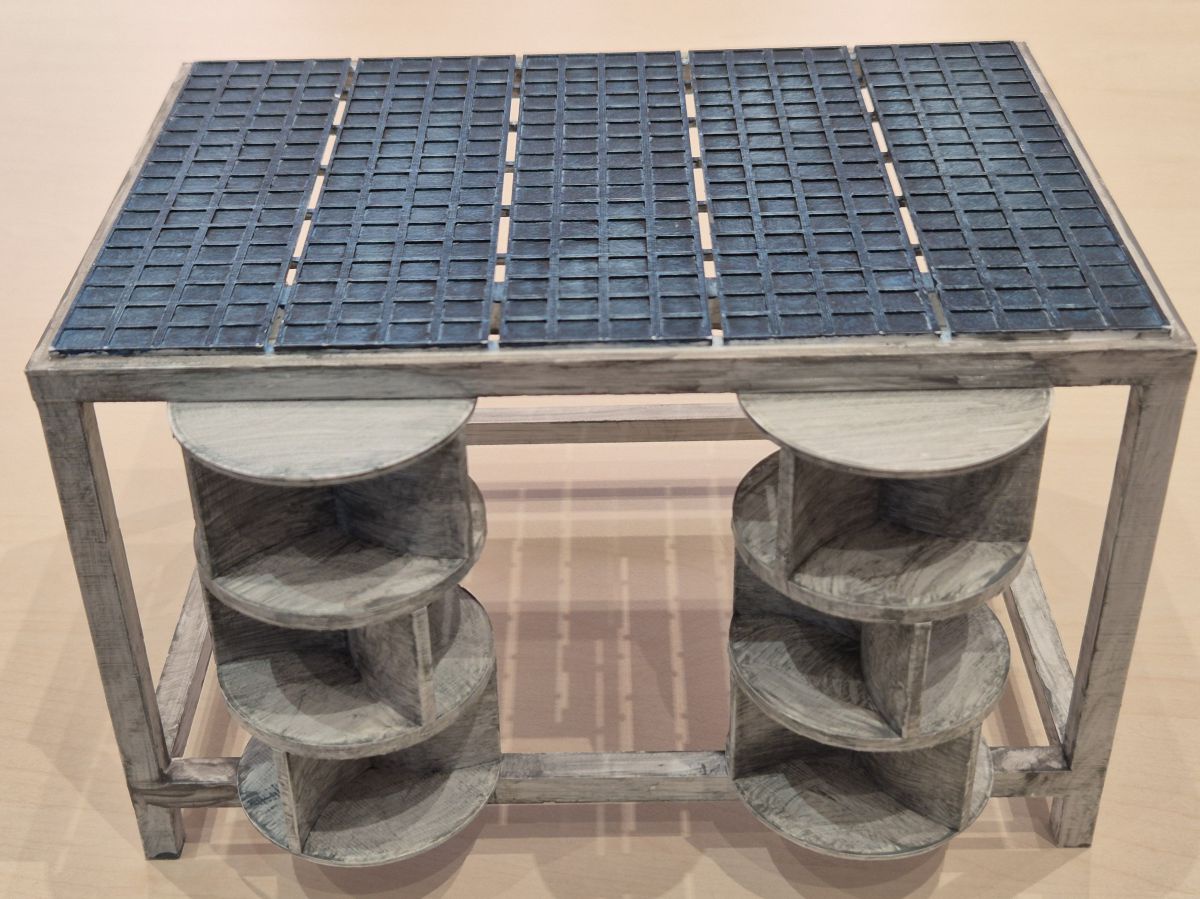 Das Dach des Moduls bilden PV-Paneele, Darunter sind vertikale Windturbinen angebracht.