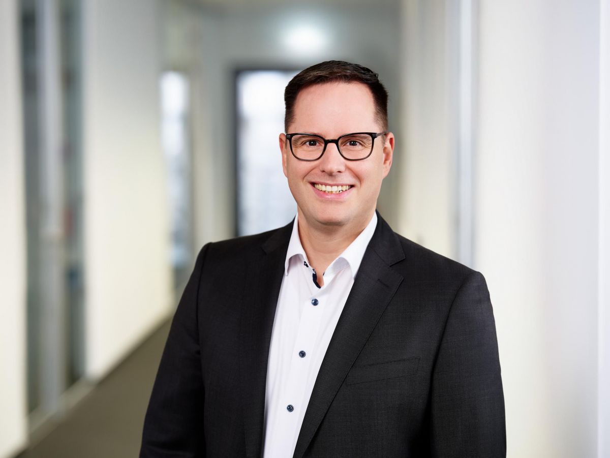 sebastian-heiner_Porträt des CEO Greiner Bio one - schwarzes Haar - Brille - schwarzer Anzug