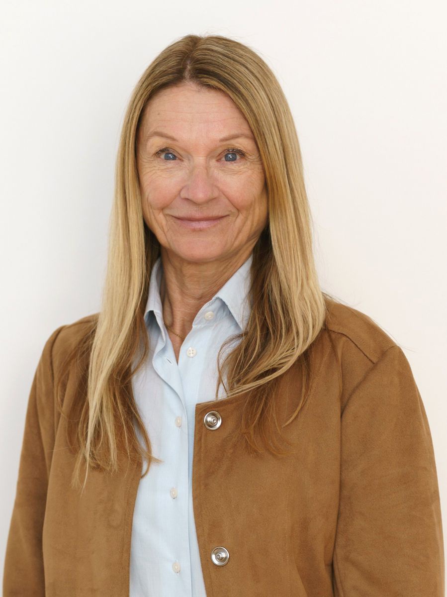 Porträt der Nachhaltigkeitsberaterin Ulike Stöckle in brauner Jacke und dunkelblondem Haar. Frontalaufnahme